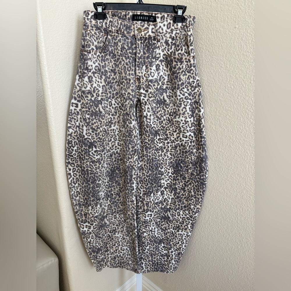 NWOT - Lioness Horseshoe Print Barrel Leg Jeans in Leopard Fade - Size XS - Picture 8 of 10